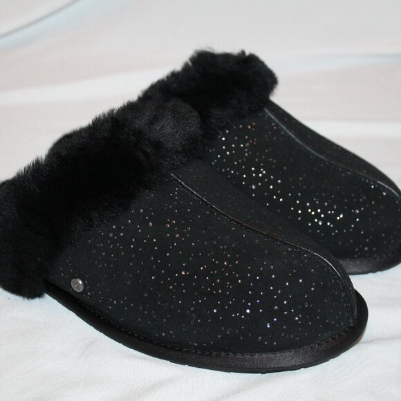 NIB UGG WOMEN'S SCUFFETTE METALLIC SPOTS BLACK SUEDE SHEARLING LINED SLIPPERS - Picture 4 of 8
